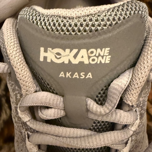 HOKA one one Akasa in Women’s size is 6.5 - Picture 9 of 14
